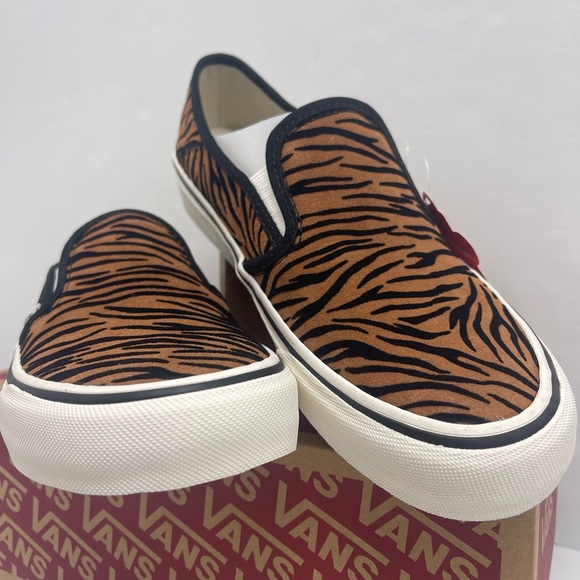 Vans Women’s Slip-On Sf
(Animal Stripes) Black/Marshmallow Sneakers 
VN0A5HYQ9ZY - Picture 9 of 16
